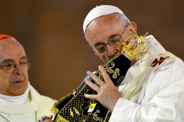 pope-francis-kissing-idol.jpg